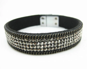 Détail du bracelet en velours à quatre rangs de strass avec fermoir en métal argenté