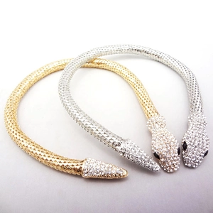 Détail du collier serpent en or et argent orné de strass brillants scintillants