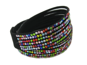 Bracelet multi-rangs en velours noir orné de six rangées de strass colorés brillants