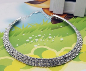 Collier ras du cou rétro avec trois rangées de strass brillants et fermoir mousqueton
