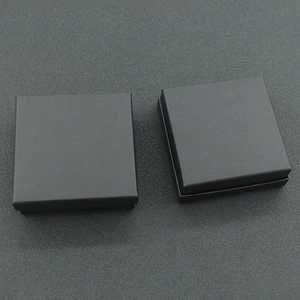 Due scatole regalo quadrate per gioielli in nero opaco realizzate in carta con coperchio