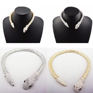 Détail du collier ras du cou serpent avec strass brillants en finitions or et argent