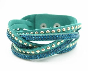 Modieuze groenblauwe fluwelen wikkelarmband met blauwe strass-steentjes en gouden studs