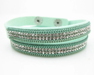 Bracelet enveloppant multicouche vert menthe en velours avec strass et chaîne dorée