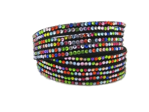 Détail d'un bracelet multicouche en velours avec des strass en cristal multicolores brillants