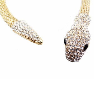 Collier serpent vintage doré orné de strass blancs étincelants pour une allure de soirée