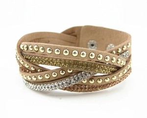 Detail van een bohemian meerlaagse geweven armband met studs en strassteentjes