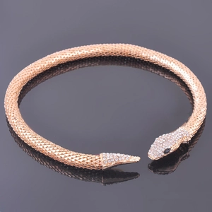 Détail du collier serpent en or rose avec maille métallique et accents en cristal brillant