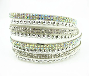 Bracciale avvolgente in velluto bianco con strass AB luccicanti e borchie argentate