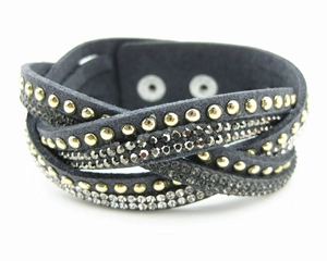 Detail van donkergrijze meerlaagse suède armband met strassteentjes en gouden studs