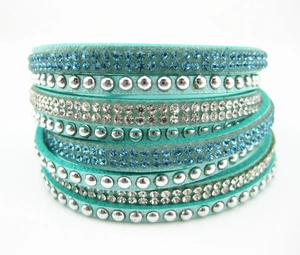Bracciale multistrato in velluto turchese con strass scintillanti e borchie in metallo argento