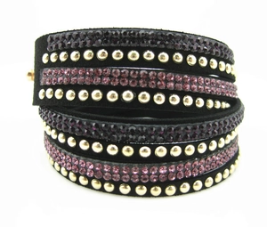 Bracciale avvolgente multistrato in velluto nero con strass rosa viola e borchie