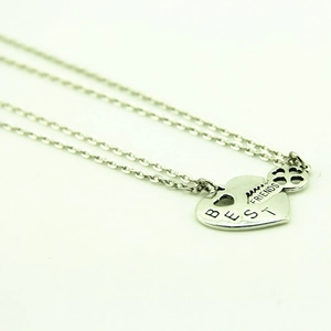 Collier d'amitié avec pendentif cœur gravé en alliage argenté sur une fine chaîne à maillons