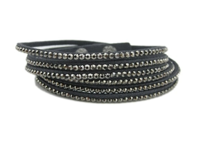 Détail du bracelet multi-rangs avec strass incrustés et fermoir à pression en métal