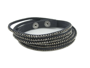 Détail d'un bracelet multi-rangs avec cristaux gris et fermoir à pression en métal argenté
