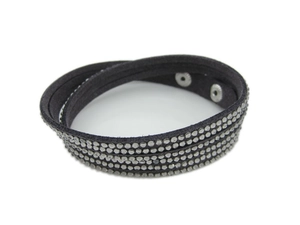 Bracelet multi-rangs en suédine noire avec rivets argentés et accents en diamant