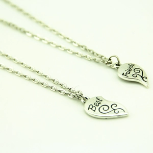 Gros plan sur le collier Best Friends en forme de cœur brisé avec gravures élégantes