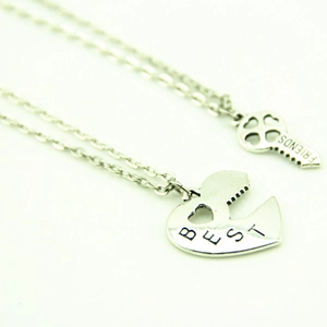 Vue détaillée du collier Best Friends en alliage argenté avec cœur et clé