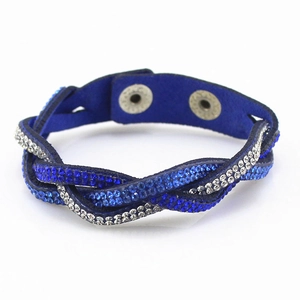 Détail du bracelet en velours tressé bleu marine avec des strass étincelants