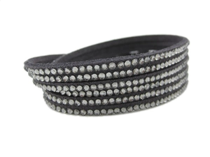 Détail du bracelet multicouche en cuir gris orné de strass brillants et élégants