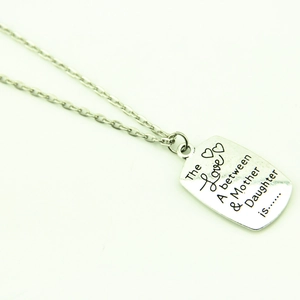 Collana con ciondolo rettangolare d'argento con incisione L'amore tra madre e figlia