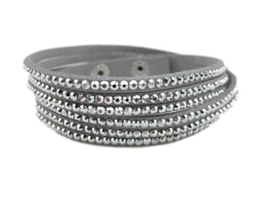 Bracelet multi-rangs en daim gris avec strass brillants et fermeture à bouton-pression