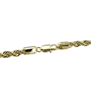 Détail macro d'une chaîne corde dorée de 5mm avec un fermoir mousqueton solide et poli