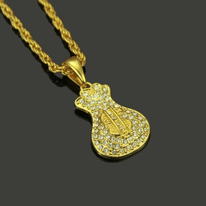 Collier chaîne torsadée dorée avec pendentif sac d'argent serti de strass dollar