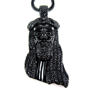 Gros plan du pendentif Jésus hip-hop noir avec micro-pavage de pierres noires étincelantes