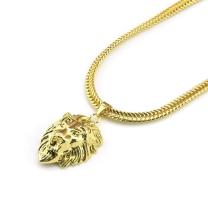 Pendentif tête de lion doré style hip hop avec une grosse chaîne franco à tissage plat
