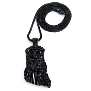 Détail du pendentif Jésus hip-hop noir avec des pierres noires micro-incrustées sur la chaîne