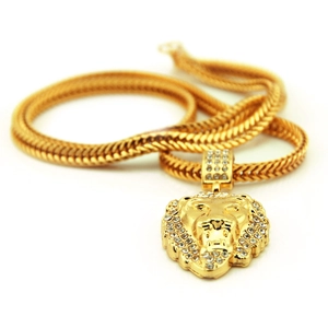 Detailaufnahme von Eiszapfen-Löwenkopf-Anhänger mit dicker goldener Panzerkette im Hip-Hop-Stil