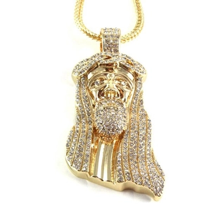Détail macro du pendentif tête de Jésus hip hop doré avec pavé de zircons cubiques