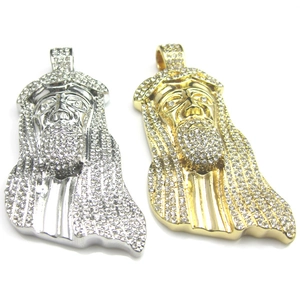 Détails des pendentifs tête de Jésus en or et argent sertis de strass brillants