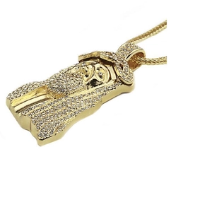 Collar hip hop con colgante de Jesús bañado en oro y cristales sobre fondo blanco