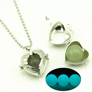 Collier Pendentif Cœur Creux Rétro Lumineux Glow In The Dark Médaillon Aile d'Ange Collier pour Femme Bijoux en Alliage