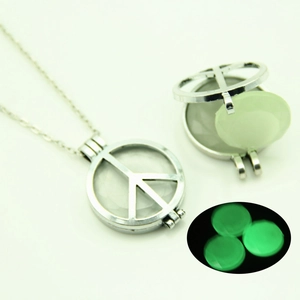 Collier médaillon signe de paix argenté avec pendentif perle lumineuse vert brillant