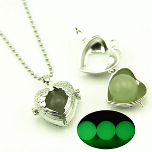 Collier médaillon cœur lumineux avec ailes d'ange évidées et effet de lueur verte