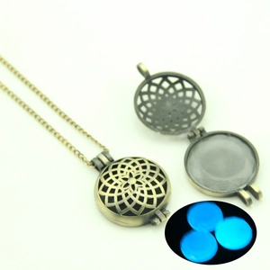 Collana con medaglione vintage con pietre luminose blu e ciondolo apribile in bronzo