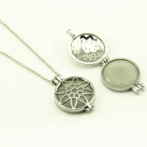 Détail du collier médaillon à fleur évidée en argent montrant le mécanisme ouvert et fermé
