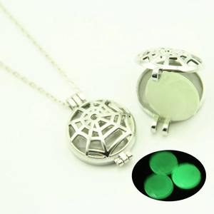Pendentif médaillon toile d'araignée argenté avec perle lumineuse et effet brillant vert