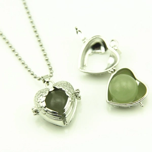 Collier vintage avec pendentif cœur ajouré ailes d'ange et perle lumineuse sur chaîne