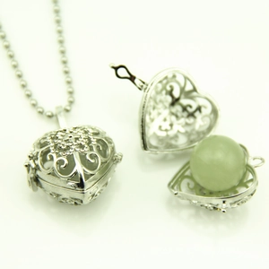 Collier médaillon cœur ajouré vintage avec pierre lumineuse verte et chaîne à billes