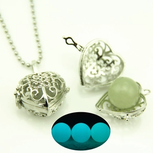 Pendentif médaillon cœur ajouré avec perle lumineuse et chaîne à billes