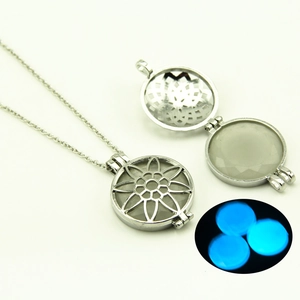 Collana con ciondolo traforato luminoso con effetto bagliore blu al buio su catena