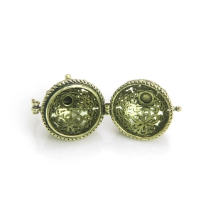 Vintage hollow flower pattern locket pendant in antique bronze with openable spherical design