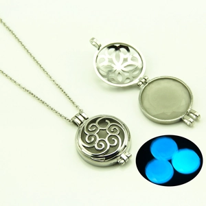 Collier Pendentif Médaillon Ajouré Vintage Alliage Lumineux Glow In Dark Bijoux Design Arbre de Vie pour Femmes Accessoires Mode