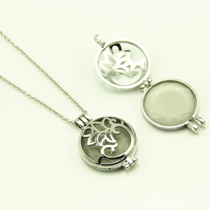 Vue détaillée du collier pendentif fleur évidée en argent avec pierre calcédoine grise