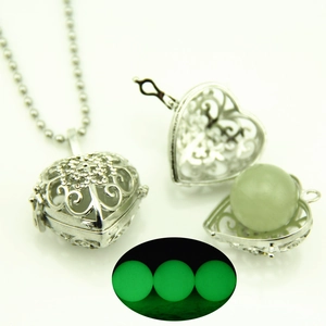 Collier médaillon coeur ajouré avec perle lumineuse et pendentif vintage brillant