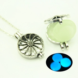 Vue détaillée du pendentif signe de paix creux avec perle bleue lumineuse à l'intérieur